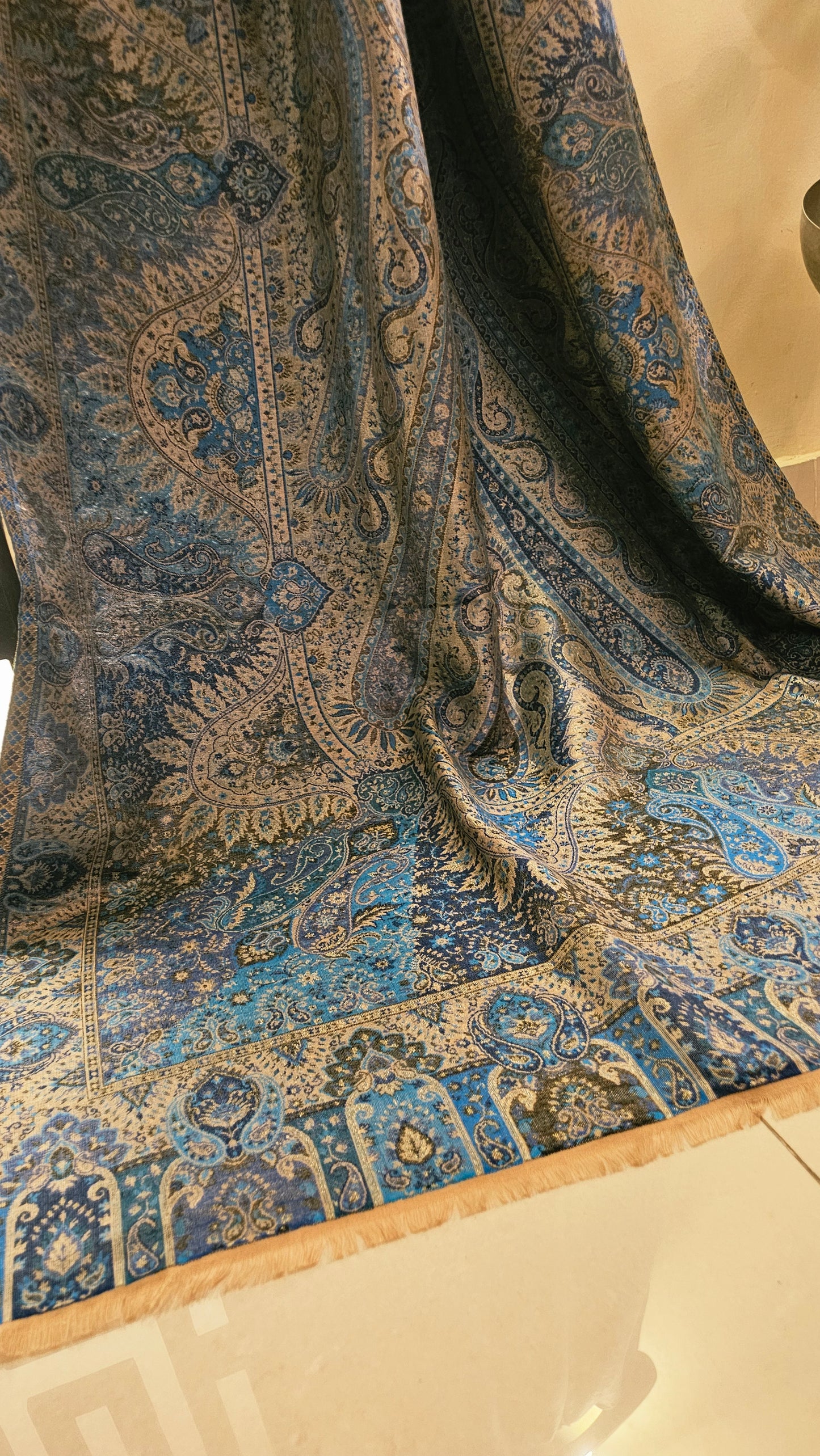 Gandhara kaani reversible: shawl