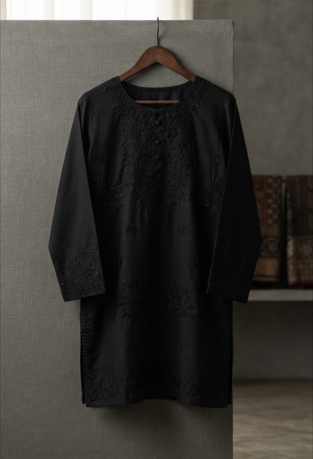 Embroidered kurta: linen
