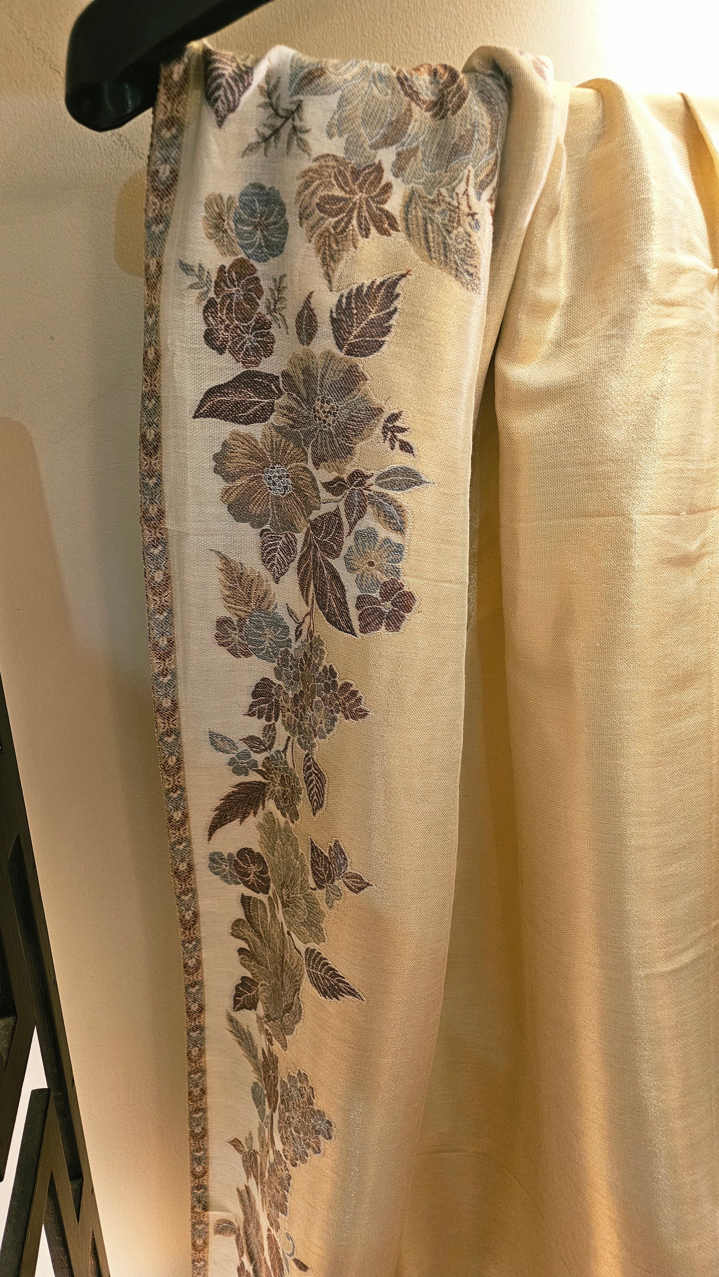 Pyari shawl