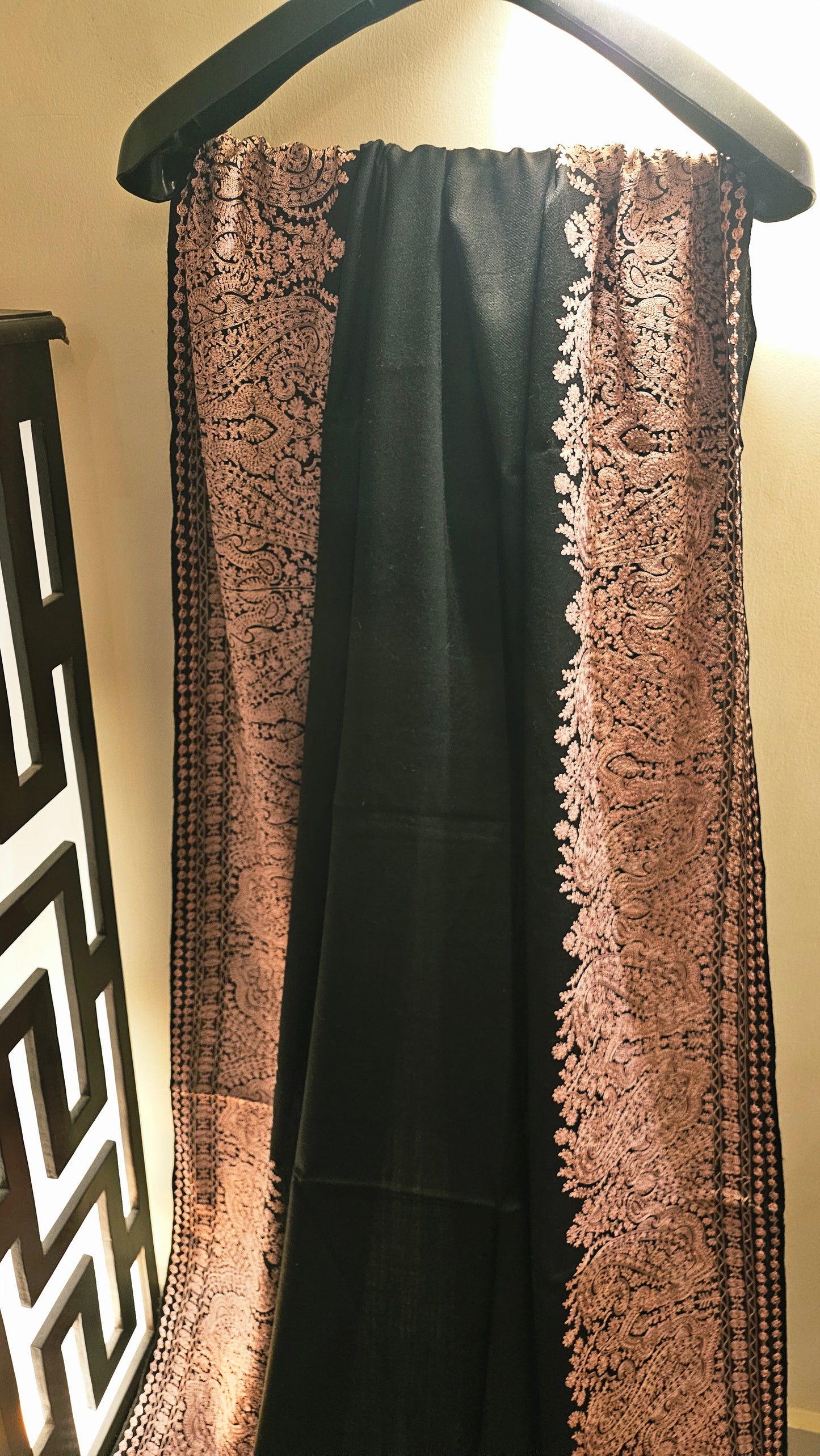 Border embroidered: Pashmina