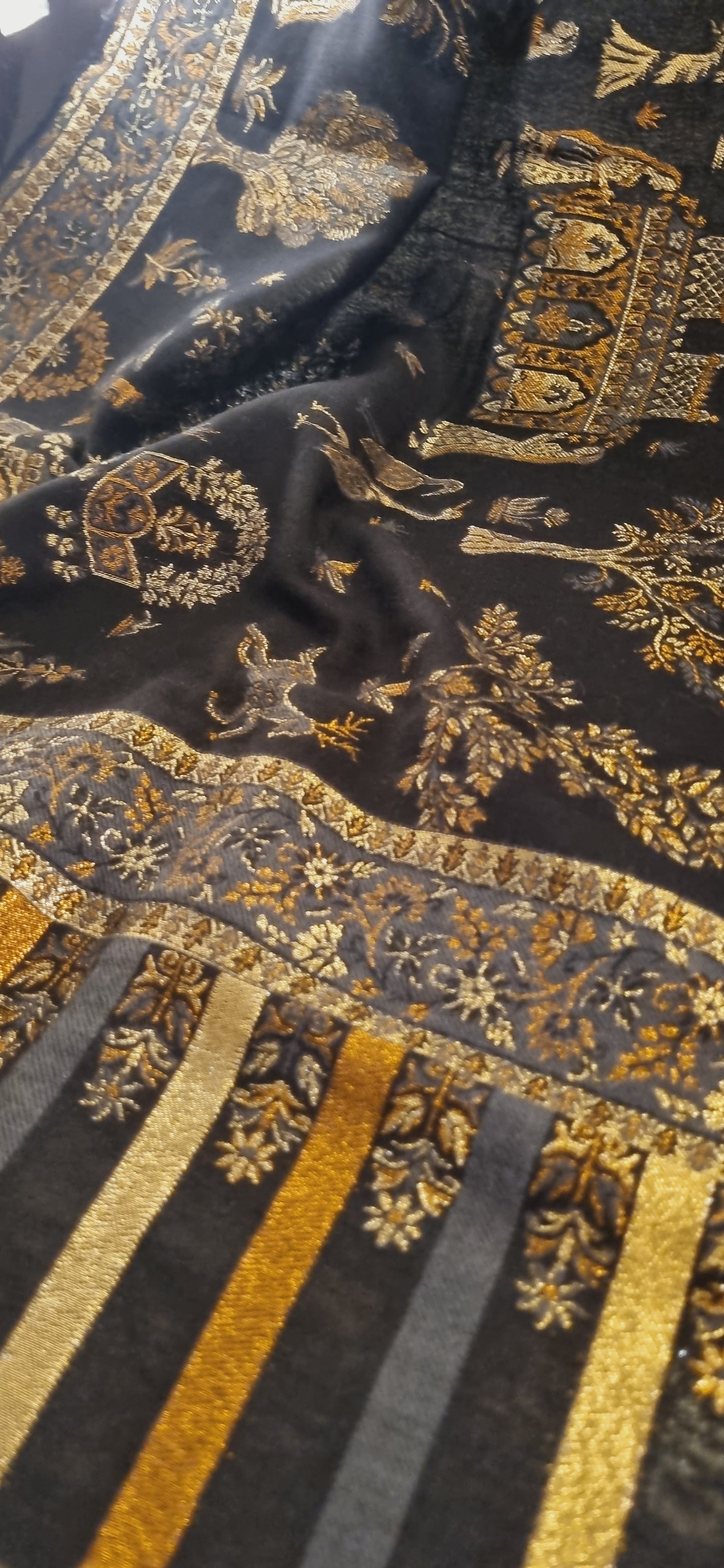 Tajmehal kaani shawl with zaree weave