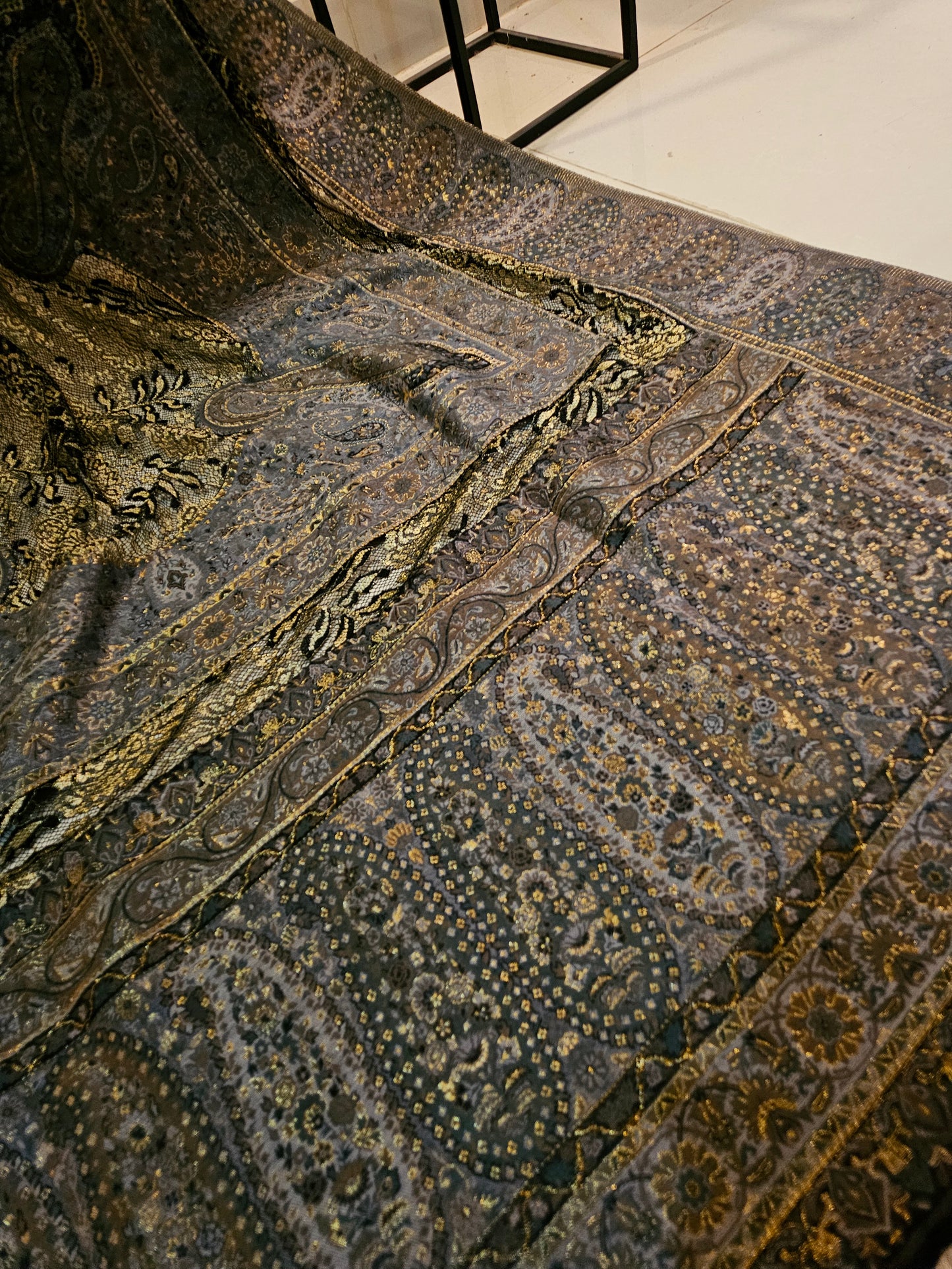 Silk kaani shawl with chantilly