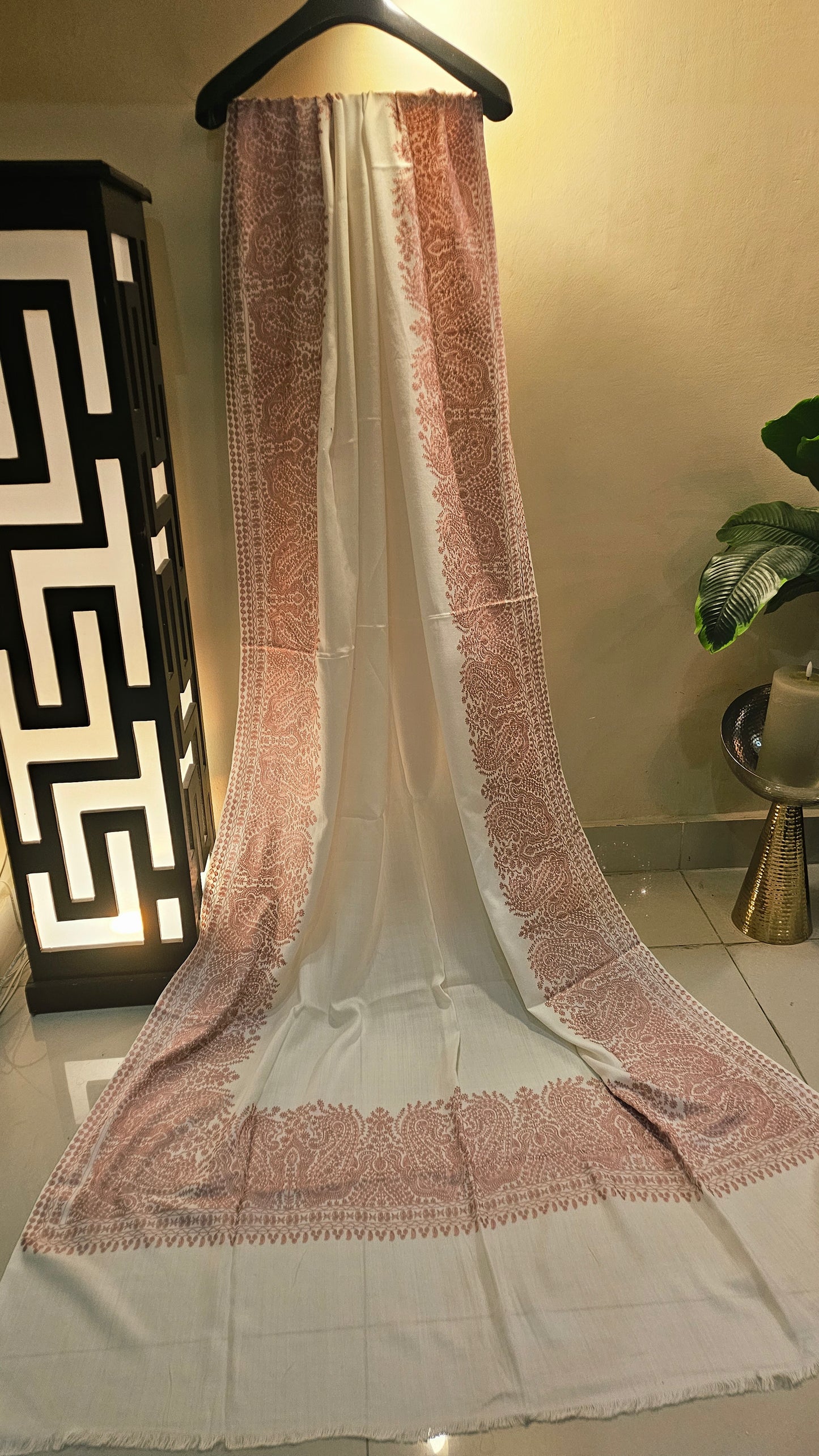 Border embroidered: Pashmina