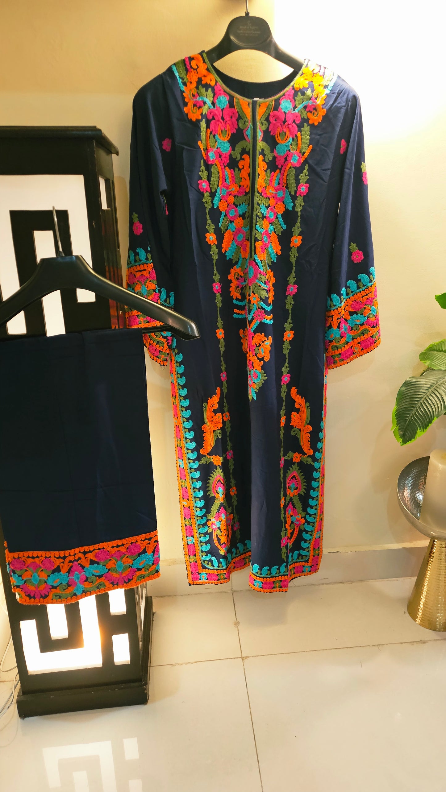Embroidered kurta trouser: linen