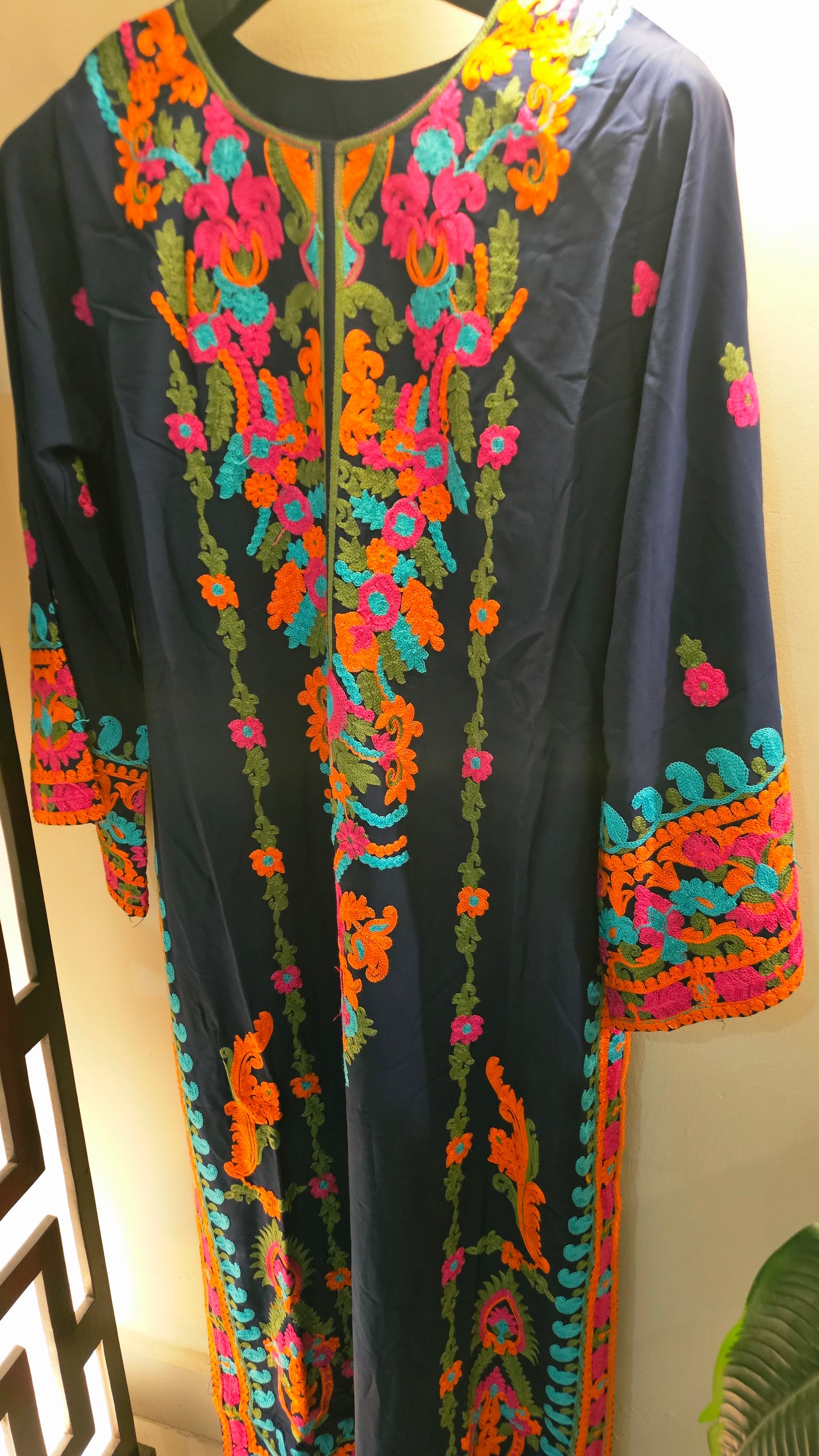 Embroidered kurta trouser: linen