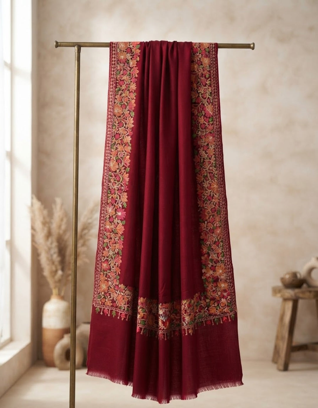 Border embroidered: Pashmina