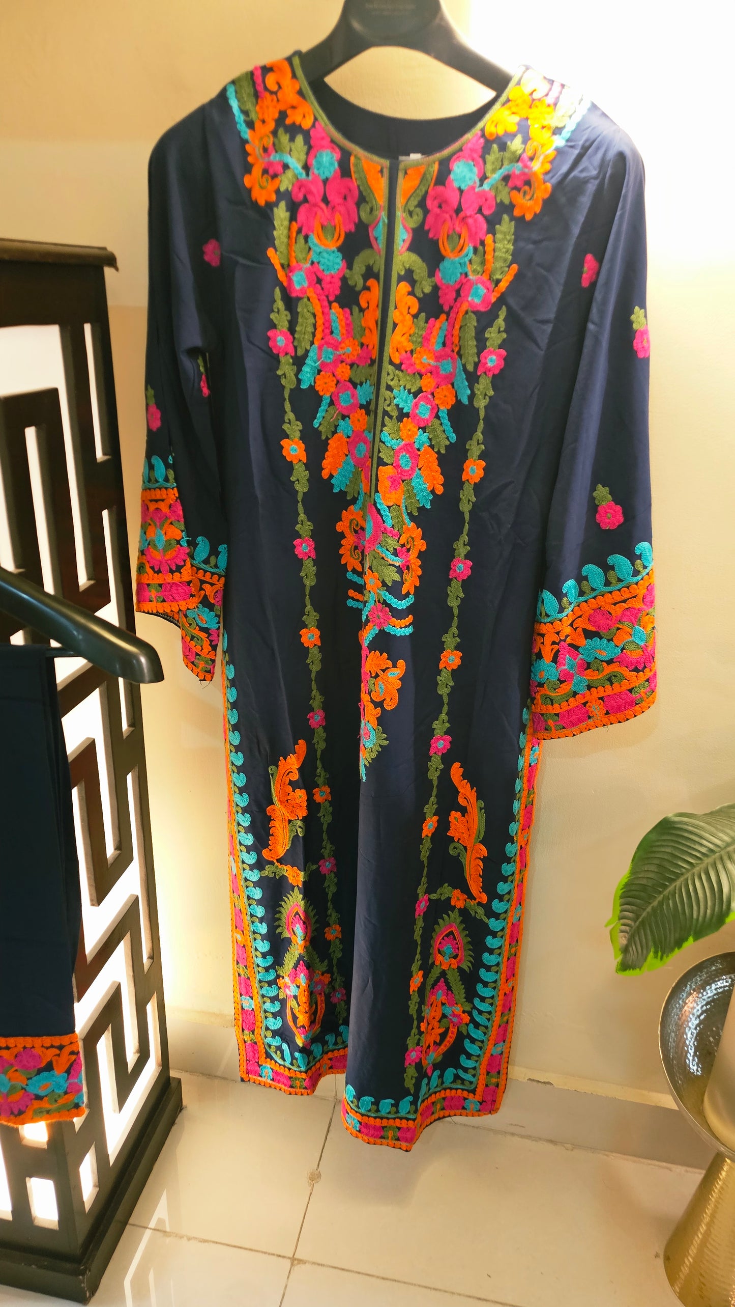 Embroidered kurta trouser: linen