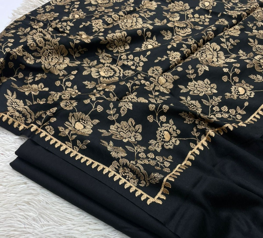 Embroidered suit: Pashmina