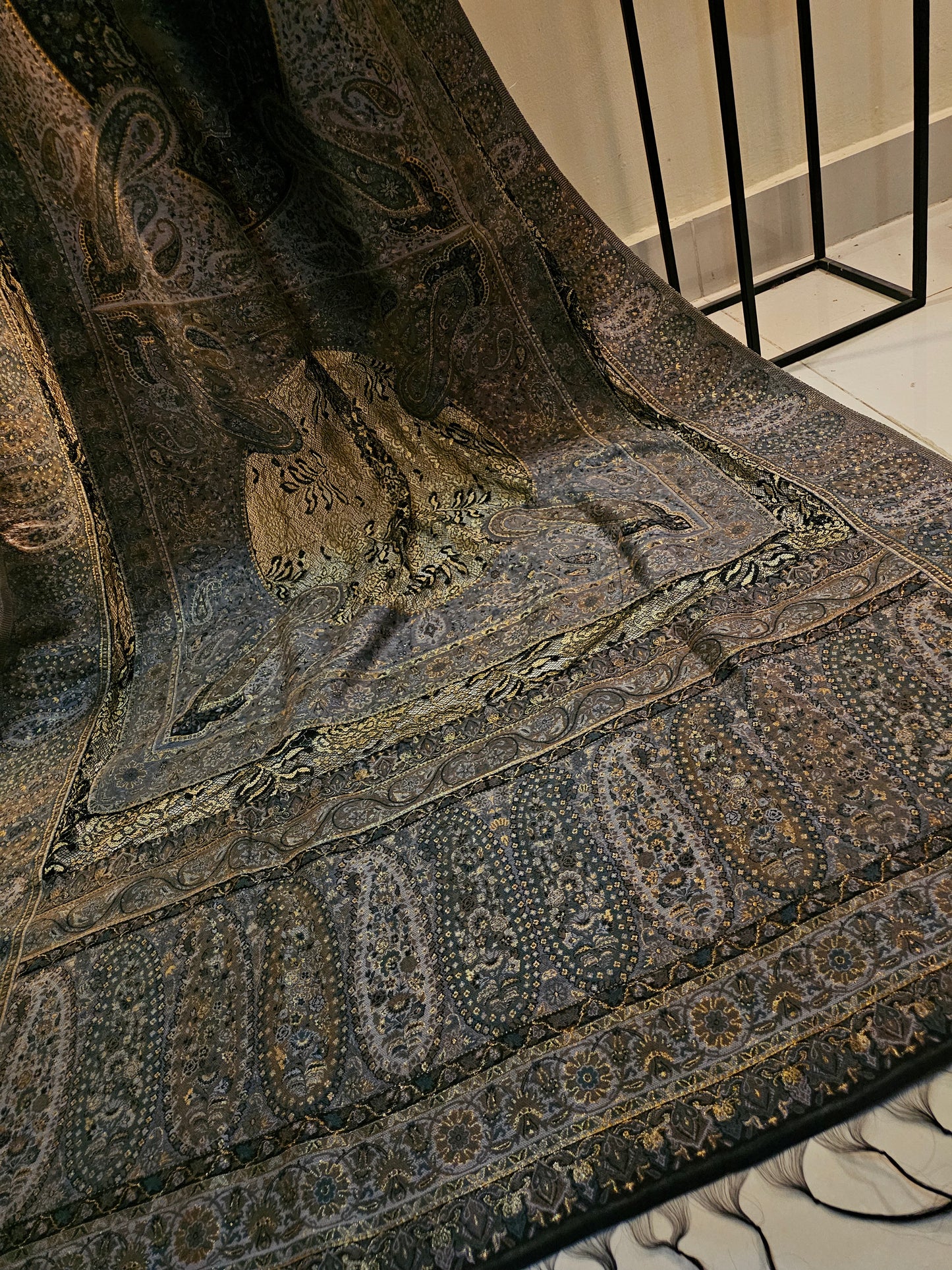 Silk kaani shawl with chantilly