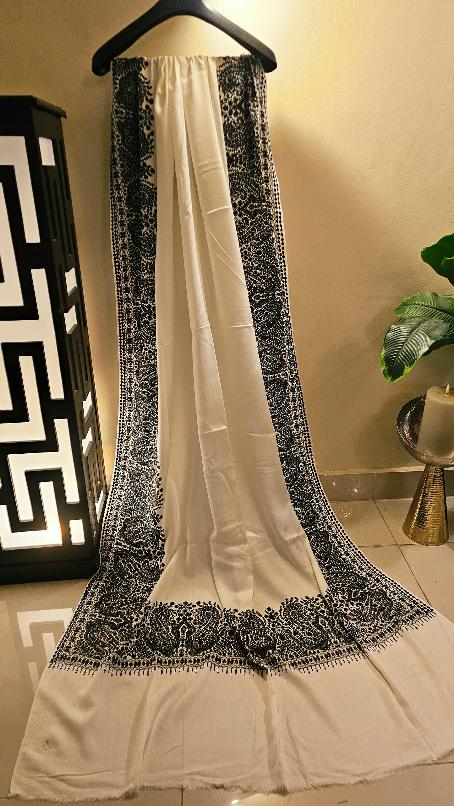 Border embroidered: Pashmina