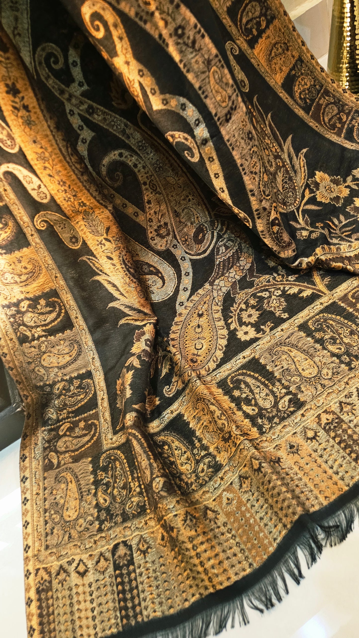 Moonlight reversible gandhara kaani: Pashmina