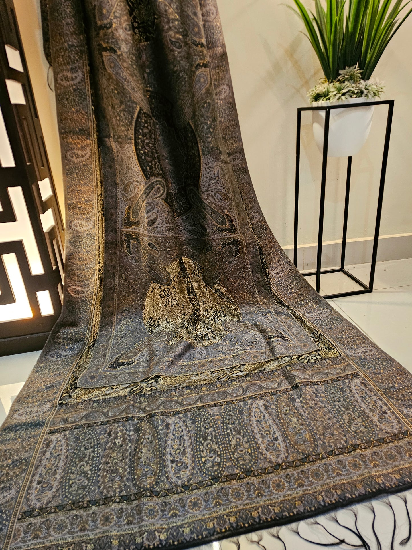 Silk kaani shawl with chantilly