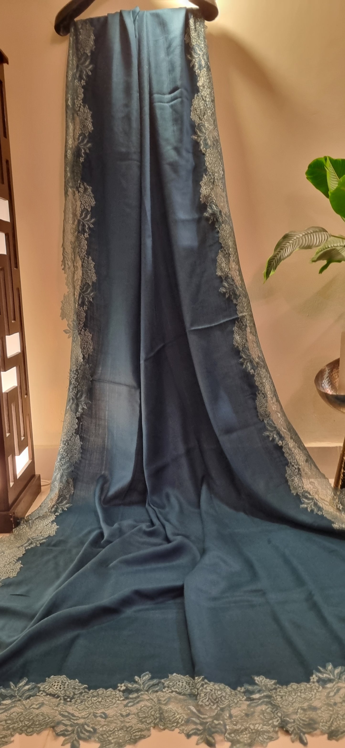 Pashmina chantilly shawl