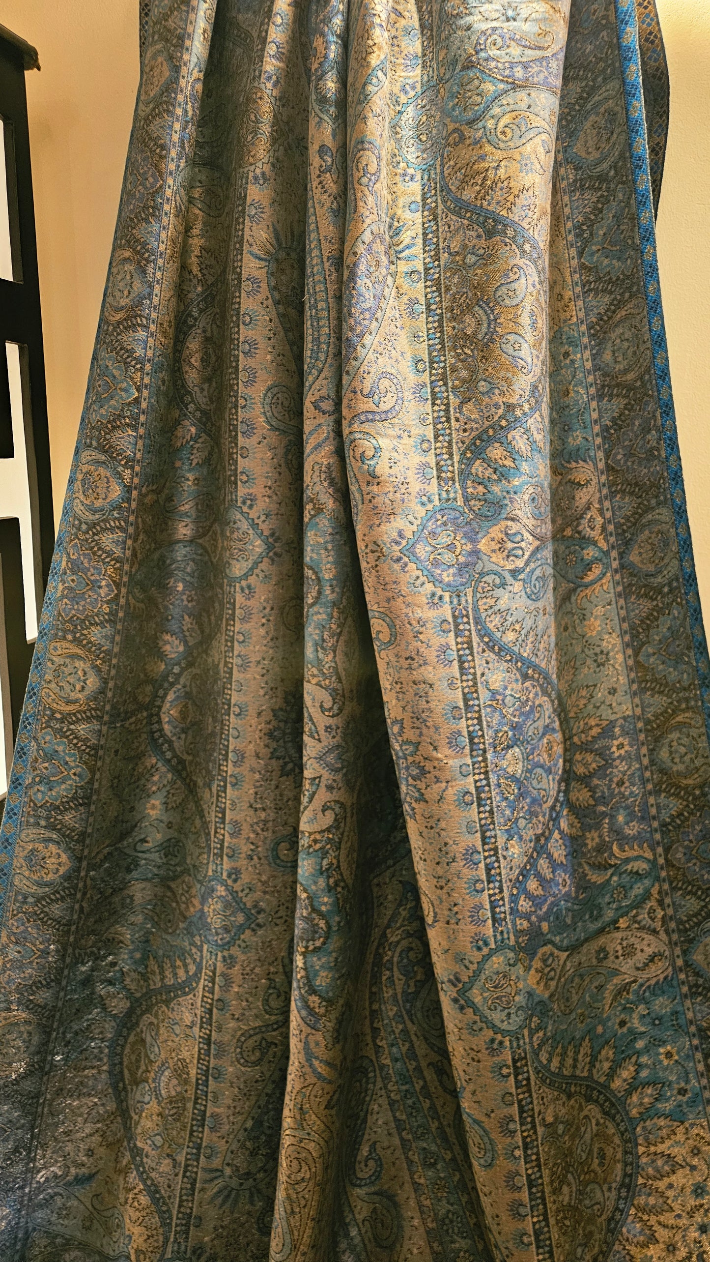 Gandhara kaani reversible: shawl