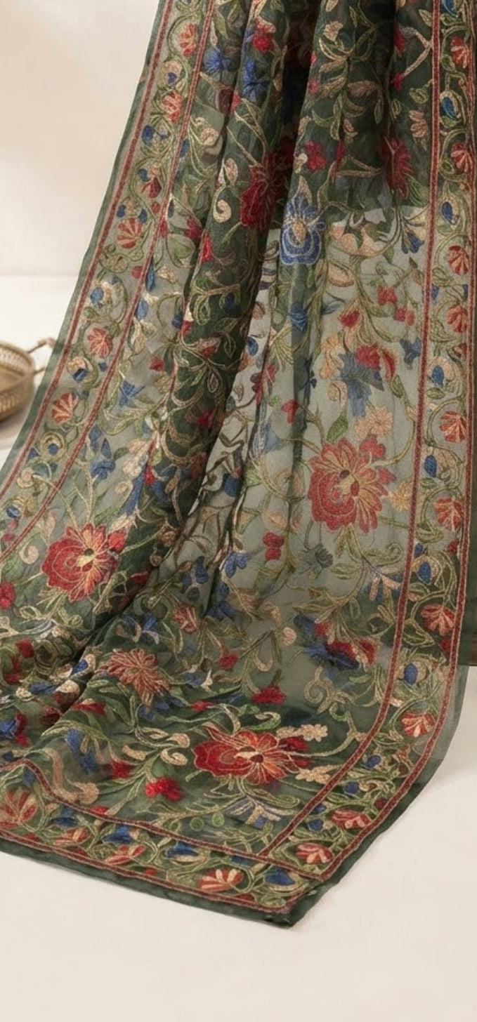 Embroidered duapta: Organza